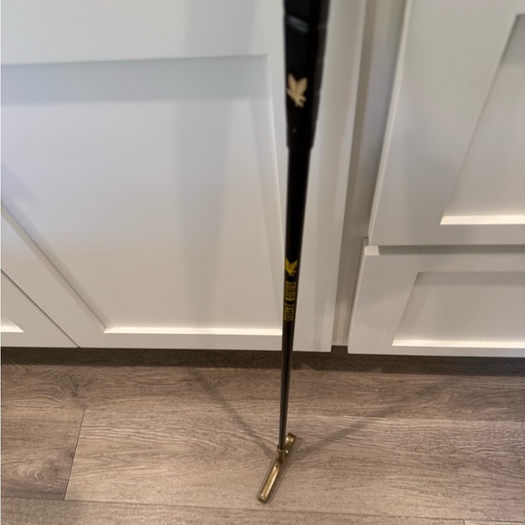 Marquette University Golden Eagles 34 inch Gold Right handed Gold Putter Eagle - Picture 4 of 7